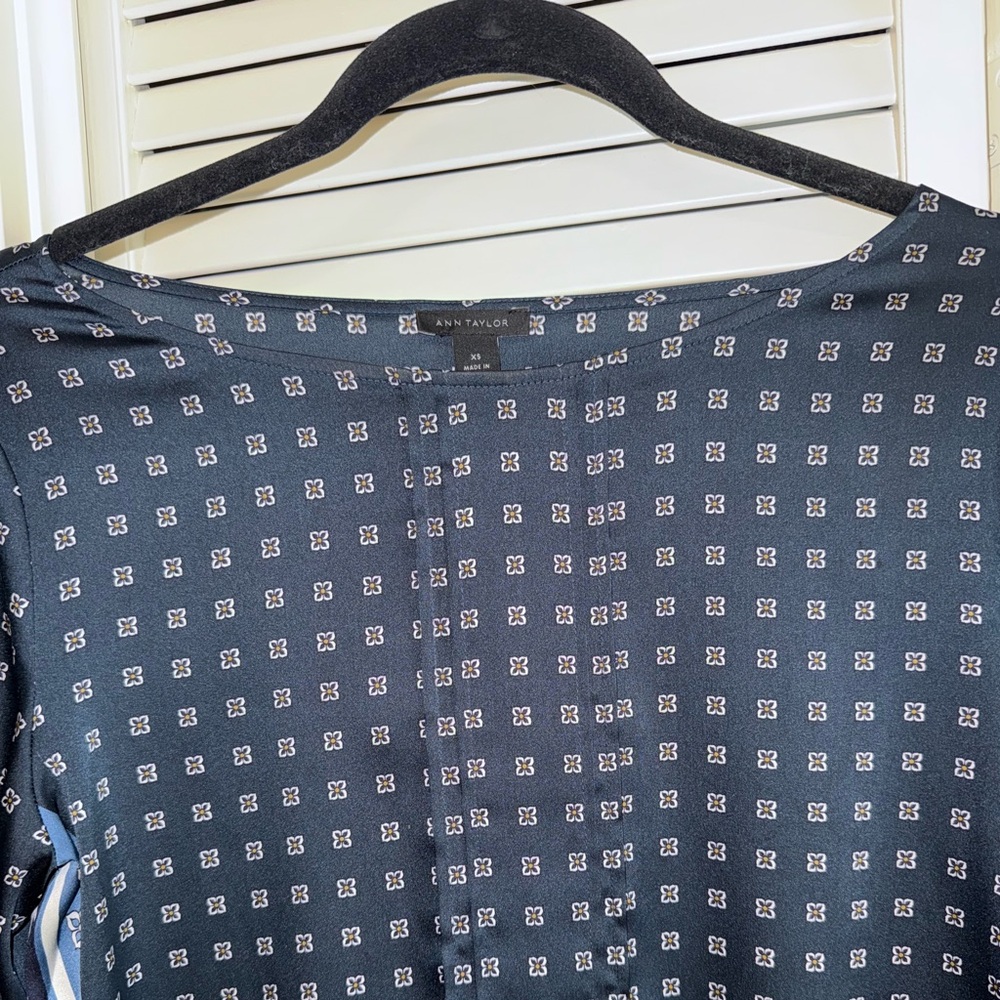Ann Taylor women's Navy Blue bandanna Patterned silk Women's blouse Top XS - Picture 4 of 5